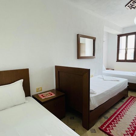 Denis Guesthouse 1930 Gjirokastër Екстериор снимка