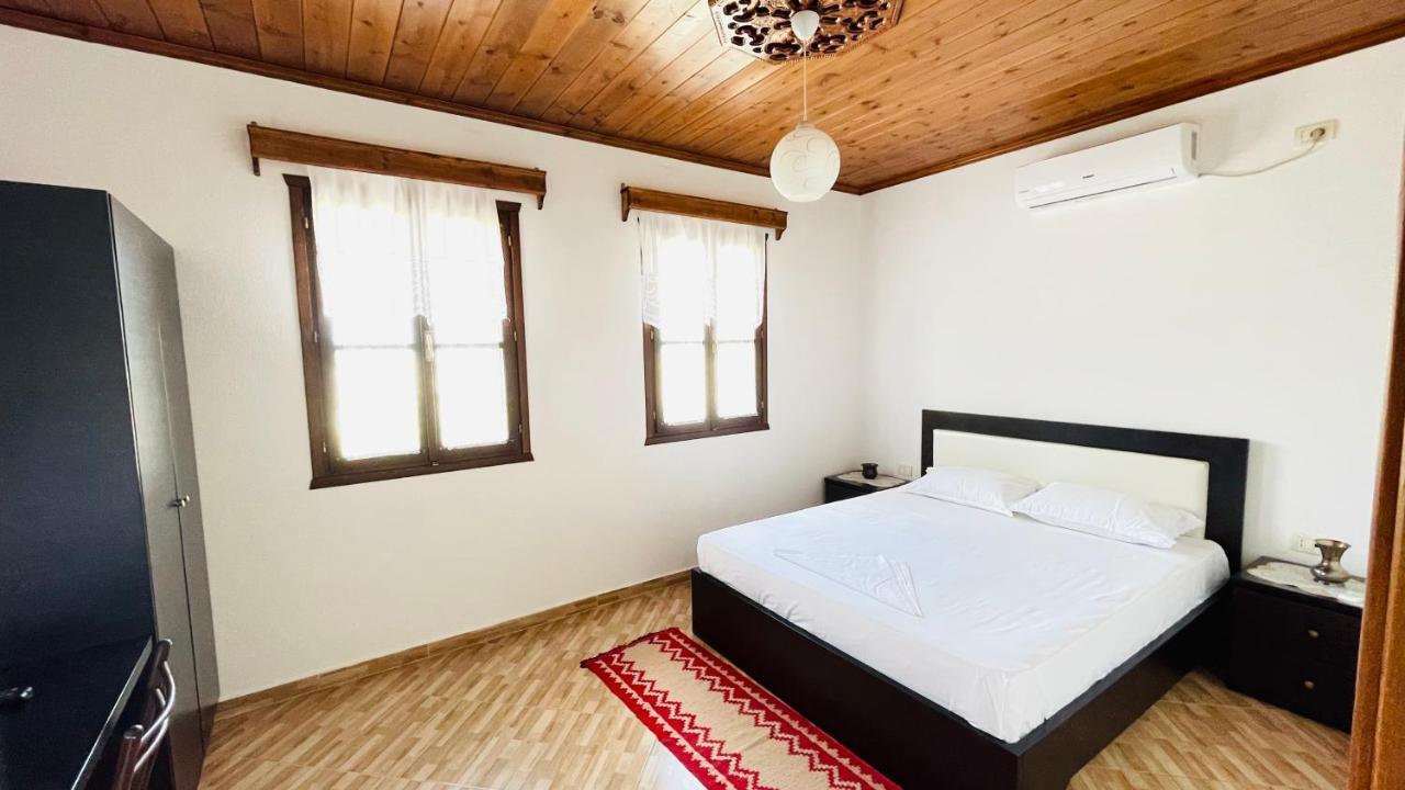 Denis Guesthouse 1930 Gjirokastër Екстериор снимка