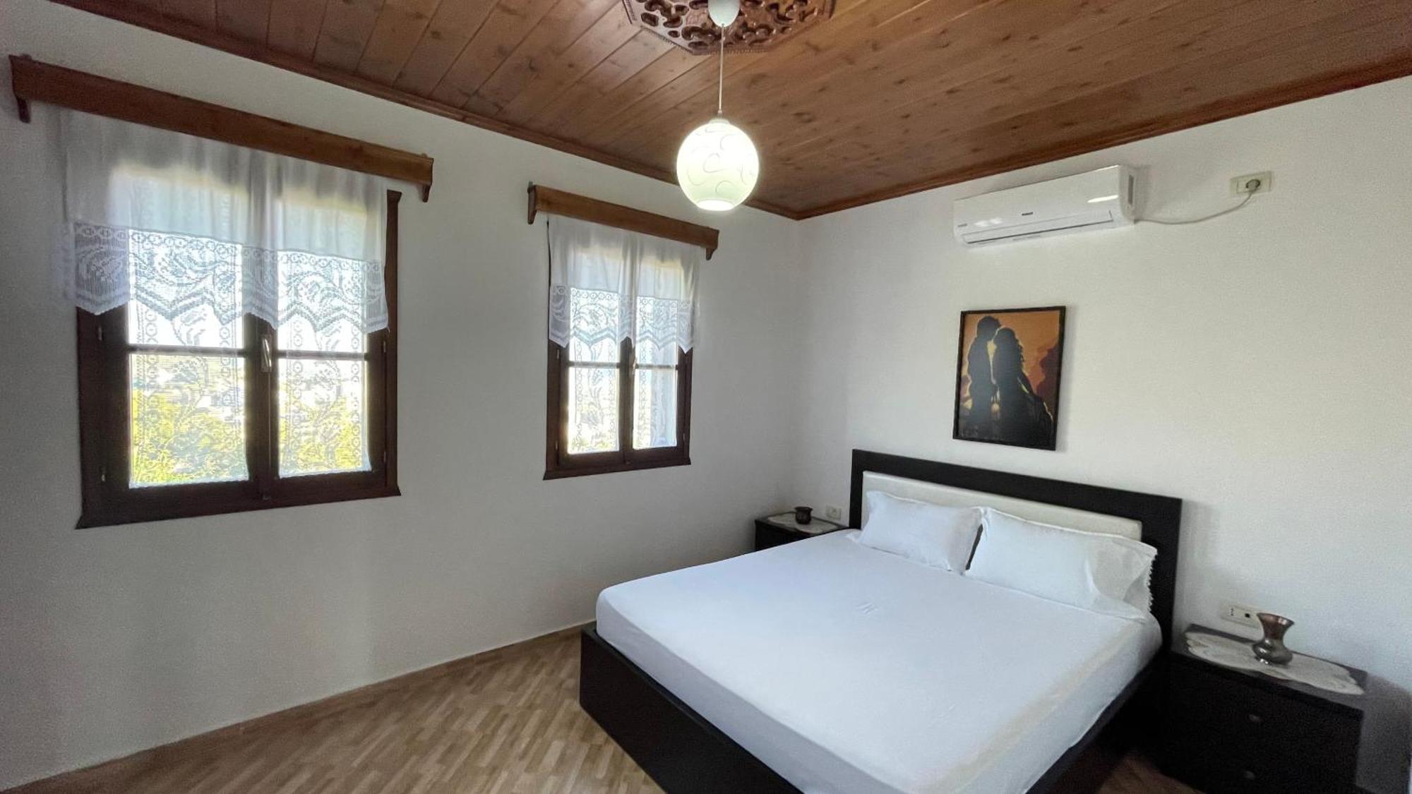Denis Guesthouse 1930 Gjirokastër Екстериор снимка