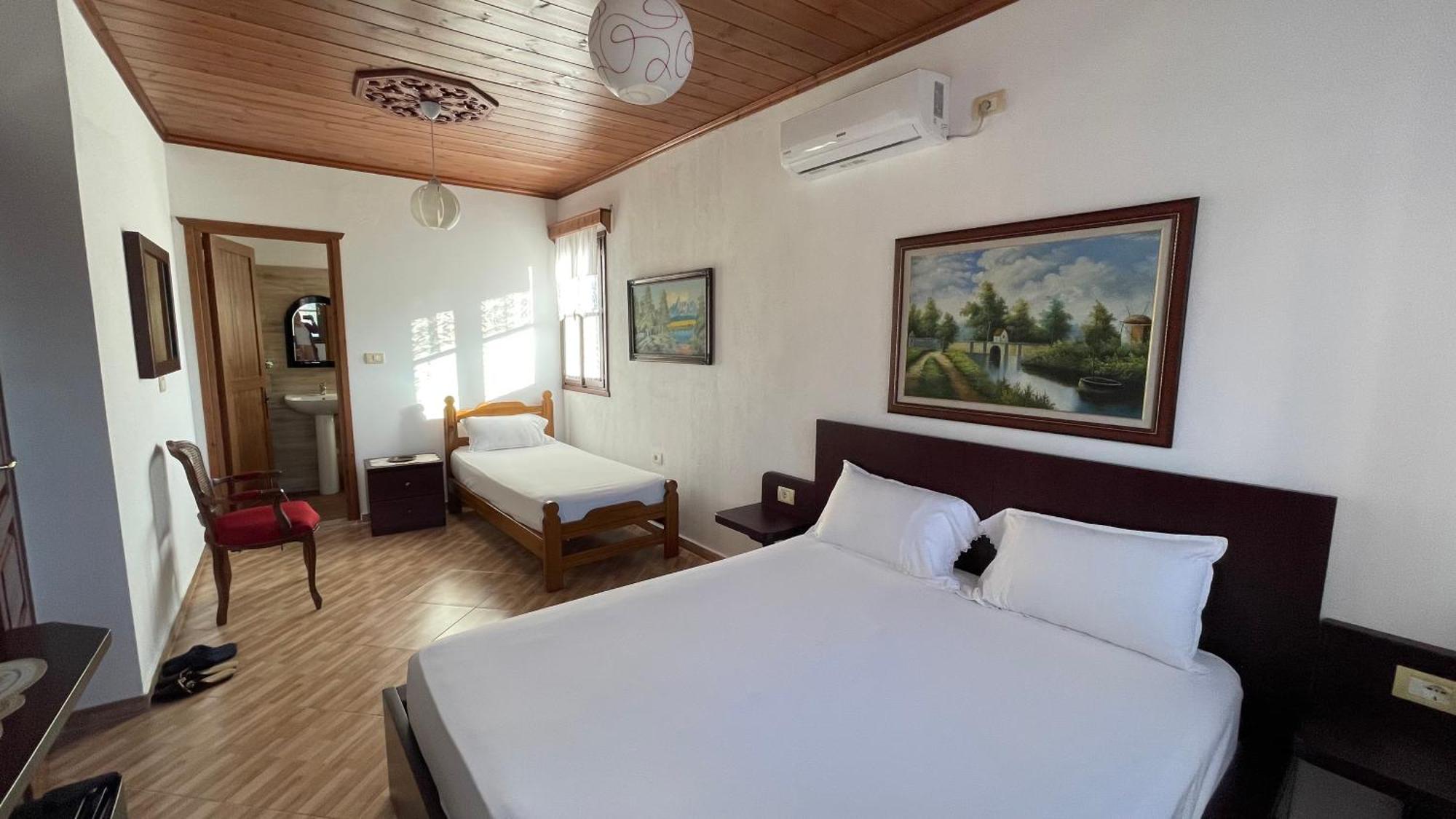 Denis Guesthouse 1930 Gjirokastër Екстериор снимка