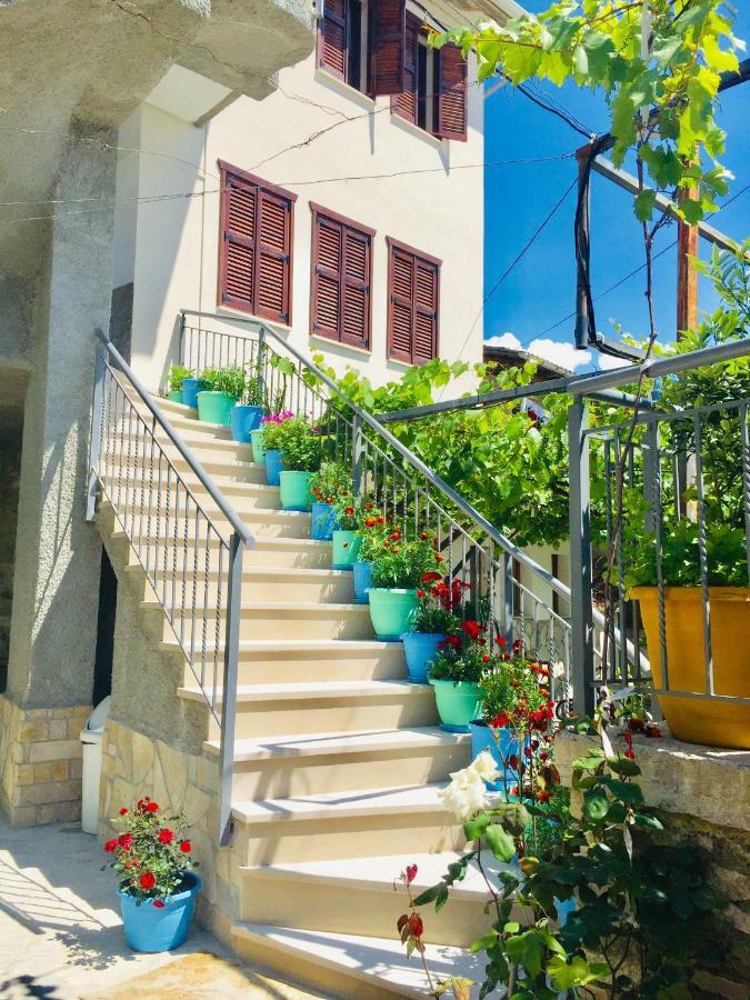 Denis Guesthouse 1930 Gjirokastër Екстериор снимка